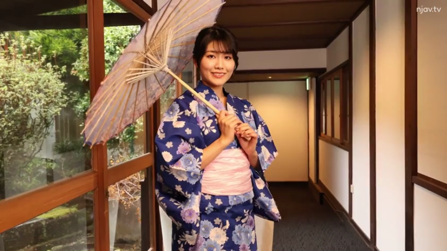 中景 · 站姿 · 微笑 · 日系 · 和服 · 日式室内 · 撑伞 · 油纸伞