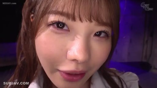 室内 · 脸部特写 · 微笑 · 白色上衣 · 注视镜头 · 正面 · 环形灯影