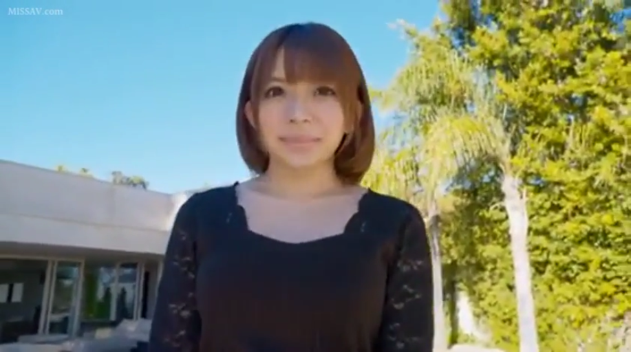 半身特写 · 户外花园 · 黑色上衣 · 正面站立