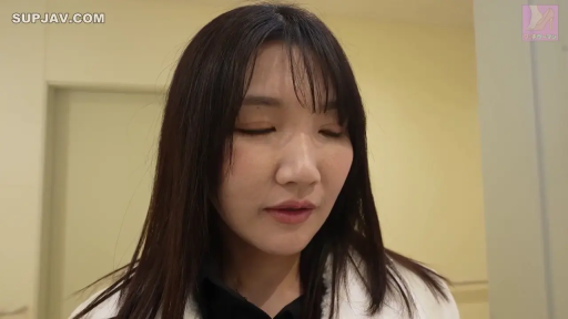 室内 · 拥抱 · 半身特写 · 真人 · 闭眼陶醉 · 依偎 · 挂历 · 衬衫与长裙