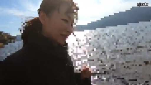 近景 · 局部打码 · 侧身站立 · 深色外套 · 漫步 · 户外水边 · 表情淡然