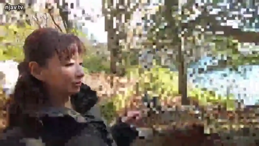 严肃 · 站立 · 公园 · 侧脸特写 · 背景模糊 · 黑色大衣 · 观望行为