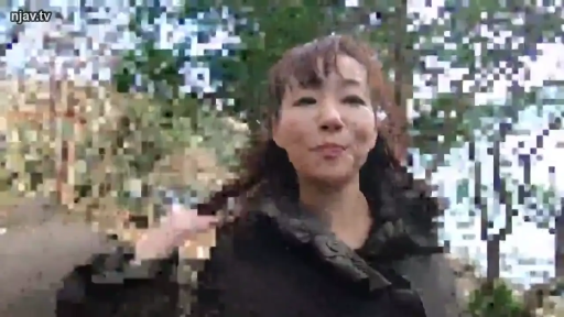 臉部特寫 · 站立 · 微笑 · 走动 · 黑色外套 · 户外林地 · 背景马赛克