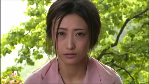 忧郁 · 凝视 · 粉色上衣 · 头部特写 · 亚洲女性 · 正面站立 · 林间