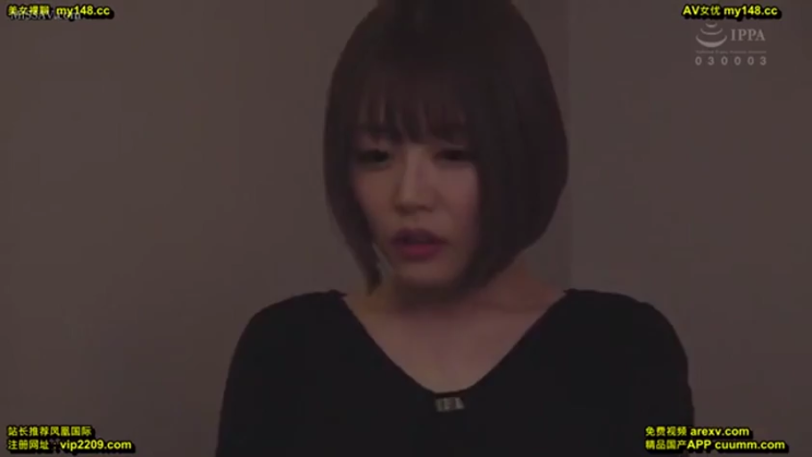 室内 · 坐姿 · 凝视 · 是 · 昏暗 · 黑色上衣 · 凝重