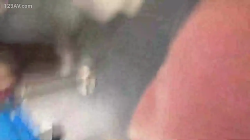 室内 · 青い上着