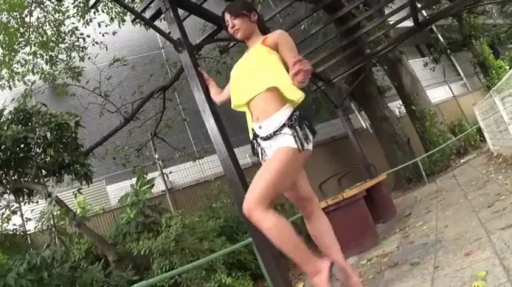 全身 · 站立 · 自然 · 白天 · 走动 · 户外公园 · 白色超短裤