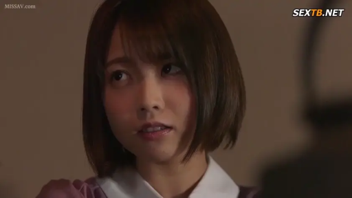 室內 · 羞澀 · 面部特寫 · 注視 · 短发 · 侧头 · 紫色制服