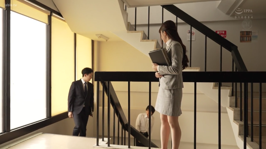 腿部 · 床上 · 被褥 · 侧卧 · 闭目 · 亲热 · 内裤脱至足踝