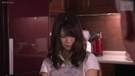 站立 · 半身特写 · 居家 · 注视 · 厨房 · 围裙 · 厌恶 · 冰箱