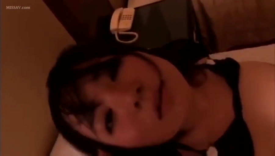 室内 · 俯身 · 口交 · 闭眼 · 嘴部 · 特写 · 阴茎 · 黑衣