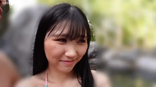 脸部 · 站立 · 羞涩 · 对视 · 户外 · 泳装