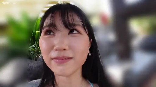 Stand · 面部特写 · Outdoor · 自然光 · 恬静 · 耳饰 · 浅蓝色吊带 · 侧头仰望