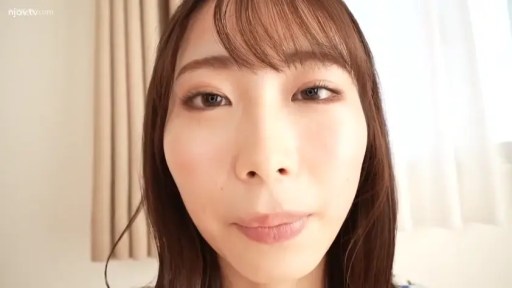 室内 · 脸部特写 · 平静 · 凝视 · 近景 · 常服 · 俯视