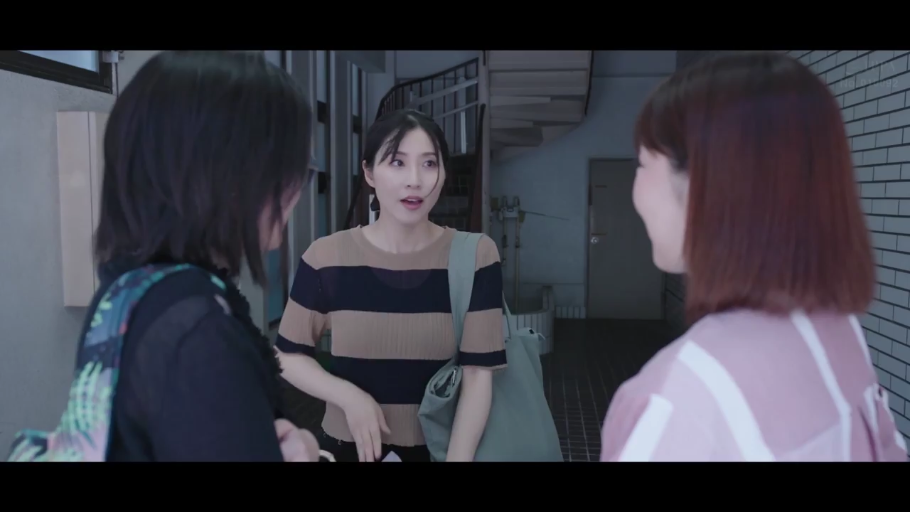 忧郁 · 站立 · 半身 · 剧情 · 房间 · 正装 · 依偎 · 挂钩