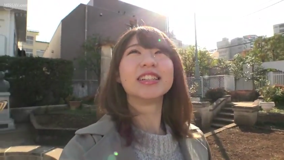 站立 · 面部特写 · 户外 · 灰色毛衣