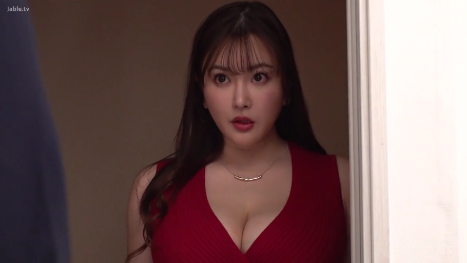 站立 · 半身特写 · 注视 · 惊讶 · 室内门口 · 红色深V上衣