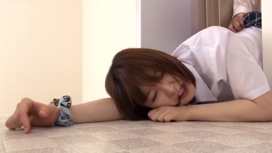 中景 · 陶醉 · 酒杯 · 露脐装 · 酒吧 · SUPJAV.COM · 坐靠 · 喂酒
