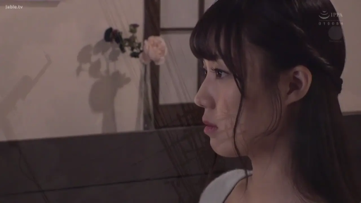 沉思 · 忧郁 · 字幕 · 静坐 · 室内房间 · 侧脸特写 · 花瓶 · 白色衣服