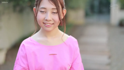 甜美 · 站立 · 微笑 · 面部特写 · 粉色T恤 · 清纯 · 户外花园