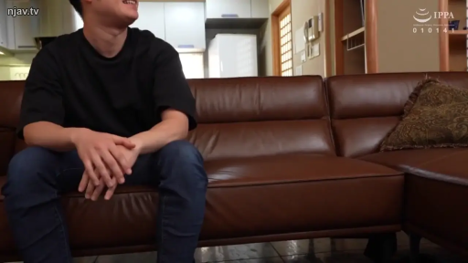 坐姿 · 中景 · 微笑 · 皮沙发 · 对话 · 黑色短袖 · 室内客厅 · 成年男性