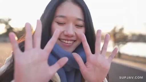 面部特写 · 户外 · 围巾 · 举起双手