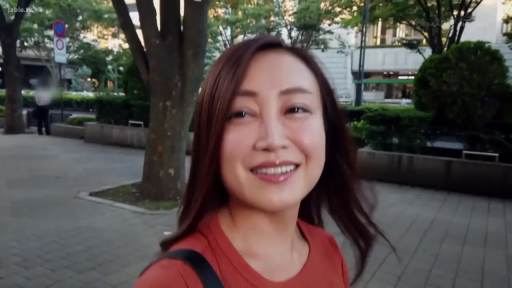 严肃 · 站立 · 全景 · 厨房 · 紫色长裙 · 剧情截图 · 挥手招呼 · 厨房家电