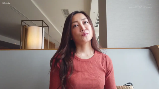 坐姿 · 交谈 · 微动 · 藤编包 · 上半身 · 红色长袖针织衫 · 餐厅咖啡厅 · 长发成熟女性