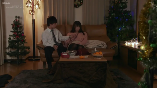 坐姿 · 交谈 · 全景 · 客厅 · 害羞 · 情侣 · 圣诞树 · 衬衫毛衣