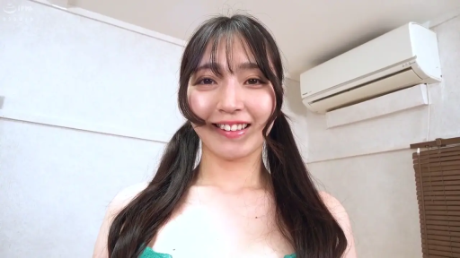 室内 · 脸部 · 微笑 · 正坐 · 内衣 · 双马尾 · 空调 · 看镜头