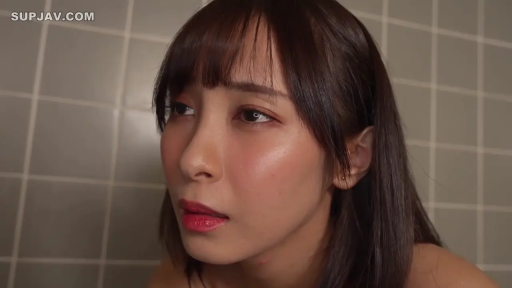 迷茫 · 全裸 · 瓷砖墙 · 面部特寫 · 齐刘海 · 侧头看