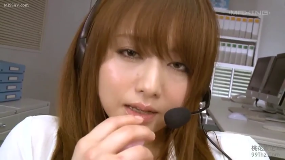 座り姿勢 · 顔部のクローズアップ · 办公室 · ビジネススーツ · 诱惑 · 凝視 · ヘッドホン · 长发