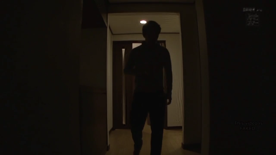 室内 · 全身 · 站立 · 休闲装