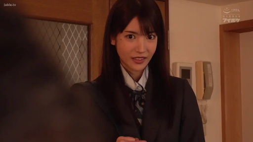 面部 · 站立 · 微笑 · 注视 · 门 · 门口 · 学生装