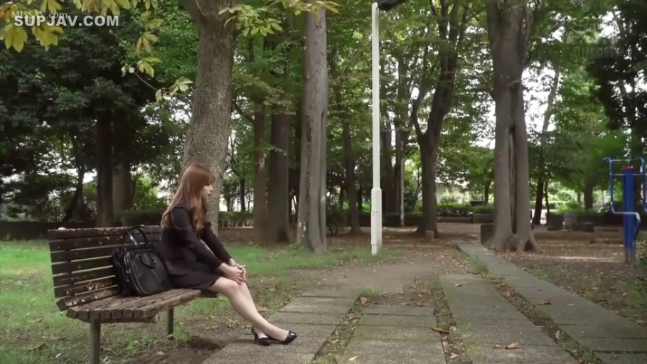 坐姿 · 忧郁 · 全景 · 职业装 · 皮包 · 户外 · 公园 · 独处