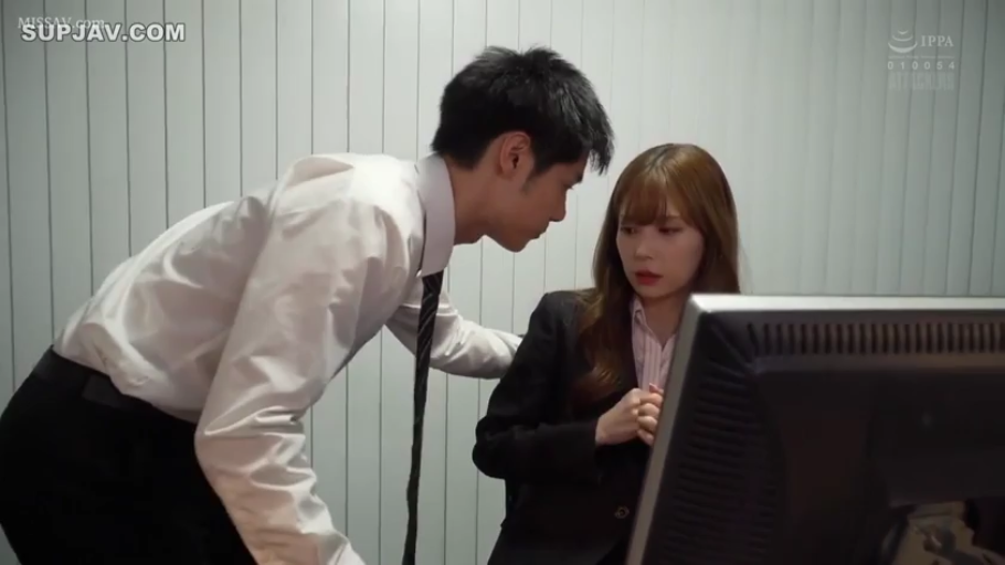 俯身 · 办公室 · 中景 · 职业装