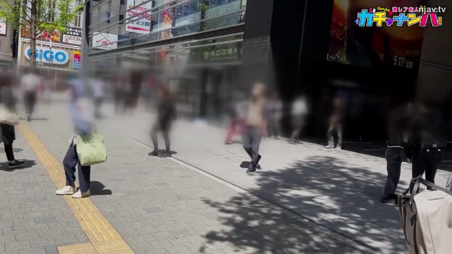 站立 · 自然 · 街道 · 户外 · 侧脸 · 口罩 · 黑色休闲服 · 步行