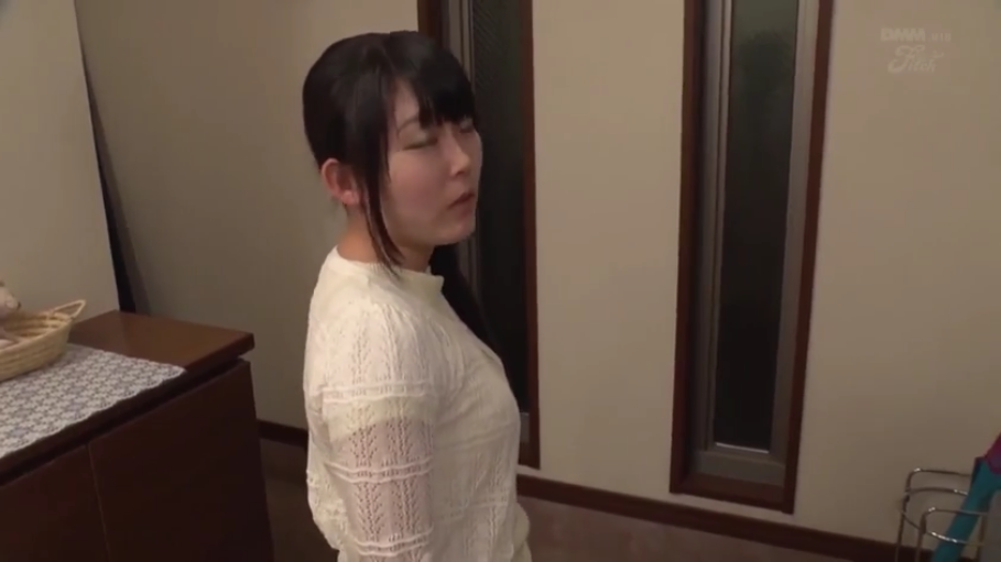 室内 · 全身 · 低头 · 站姿 · 远景 · 白色外套 · 行走 · 厨柜