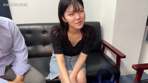 室内 · 胸部 · 站立 · 展示 · 微笑 · 外套 · 绿色高领毛衣 · 紧身