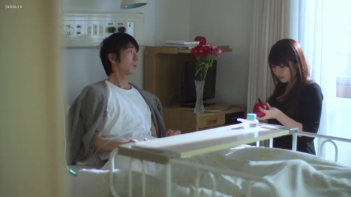 站姿 · 冷淡 · 病房 · 苹果 · 剧情 · 病号服 · 室内中景 · 削苹果