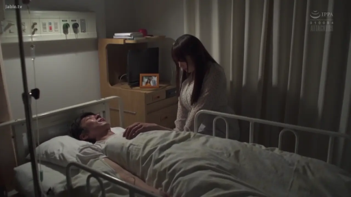 病房 · 忧郁 · 中景 · 剧情 · 侧坐 · 碎花裙 · 输液架 · 探望