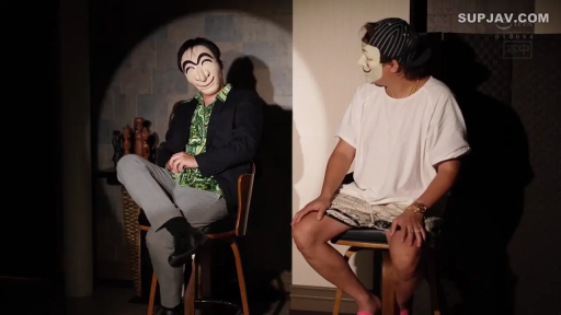 坐姿 · 全景 · 面具 · 休闲西装 · 影棚 · 戴面具 · 多人剧情 · 访谈对谈