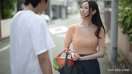 全身 · 自然 · 街道 · 行走 · 休闲服 · 购物袋 · 人妻 · 购物