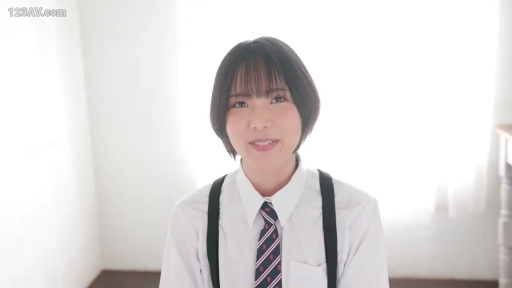 室内 · 座り姿勢 · 背带 · 微笑 · カメラに向かって · 特写 · ショートヘア