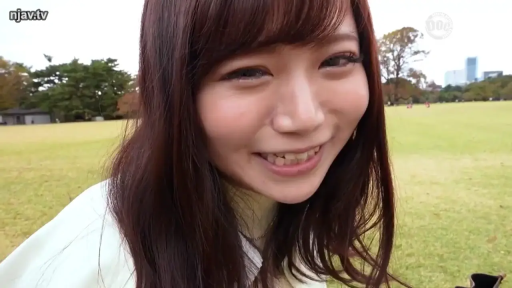 俯身 · 脸部特写 · 甜美 · 注视 · 户外 · 草坪 · 草地 · 浅色常服