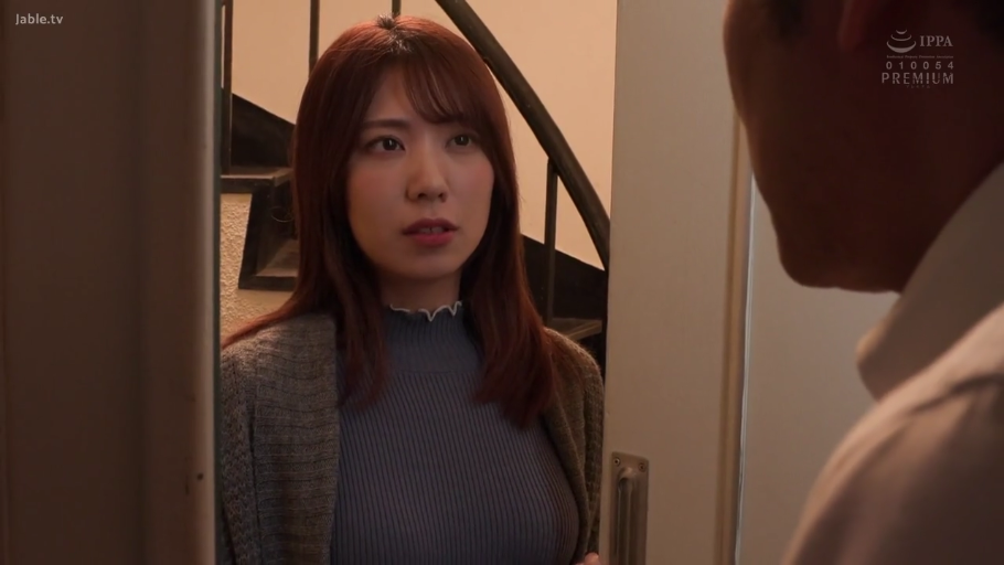 严肃 · 站立 · 中景 · 剧情 · 对视 · 针织衫 · 门 · 门口