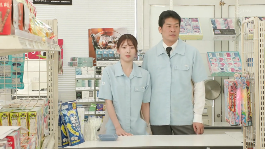 站立 · 平静 · 剧情 · 便利店 · 货架 · 工作服 · 看镜头