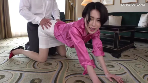 全身 · 性行为 · 酒店房间 · 诱惑 · OL诱惑 · 四足跪地 · 粉色衬衫与白裙