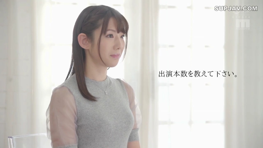 室内 · 坐姿 · 中景 · 灰色紧身衣