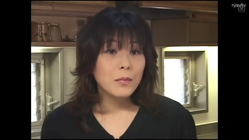 脸部特写 · 平静 · 注视 · 厨房 · 熟女 · 正面站立 · 黑色V领上衣